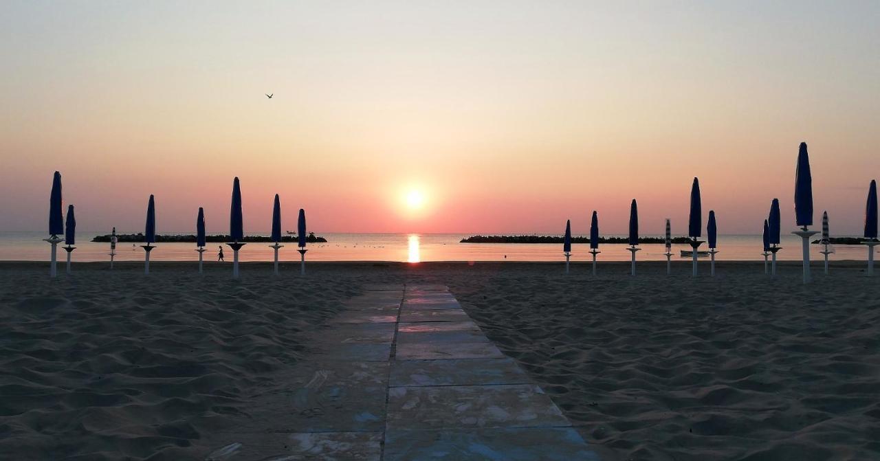 Casa Vacanze/Soggiorno Lavoro A Порто-Сан-Джорджо Екстер'єр фото